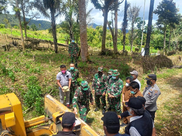 Pra TMMD Kodim 0206/Dairi Dimulai dengan Menabur Tepung Beras dan Makan Nasi Peleng