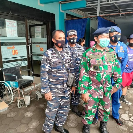 Prajurit Pos TNI AL Muncar dan Pos TNI AL Grajakan Bersama Pos Kamladu Melaksanakan Pencarian Korban Laka Laut KM Bintang Sonar