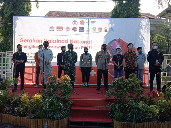 Ribuan Mahasiswa Hadiri Vaksinasi Perdana di UIN Surakarta
