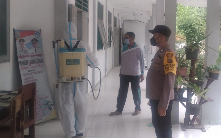Sterilkan Tempat Pelaksanaan Gebyar Vaksinasi Tahap II Polsek Tebing Tinggi Giat Penyemprotan Disinfektan dan Bagi Masker