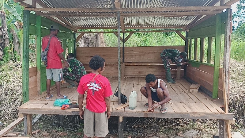 TNI Bangun Poskamling Multi Fungsi di Papua