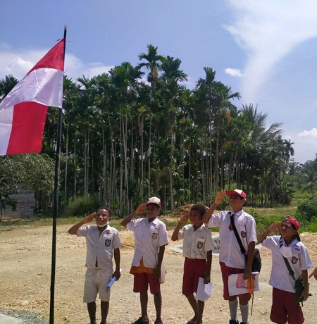 TNI Beserta Warga Merah Putih-kan Papua dalam Menyambut HUT RI ke-76