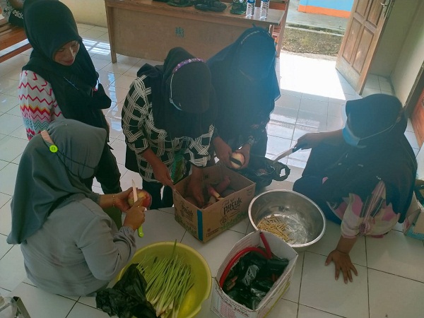 Bangkitkan Semangat Berwirausaha, Satgas Yonif 512/QY Bersama Warga Sulap Jantung Pisang Jadi Makanan Ringan