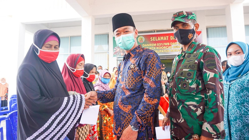 Bupati Rohil Hadiri Kegiatan Bakti Sosial Stunting dan Posyandu di Tanah Putih