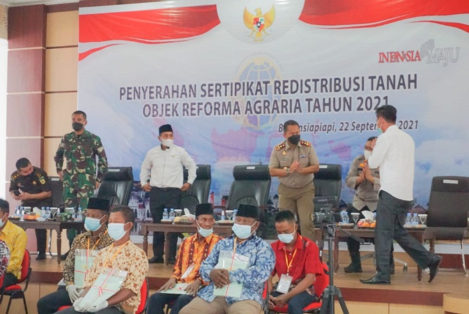 Bupati Rohil Serahkan 1500 Sertifikat Tanah untuk Masyarakat Pekaitan
