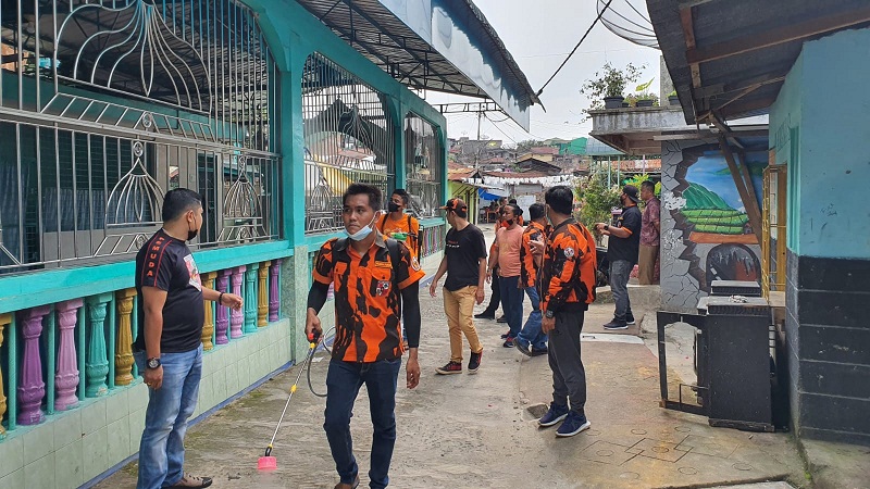 Cegah Covid-19, PAC PP Siantar Barat Lakukan Disinfektan dan Kegiatan Sosial Gotong-Royong