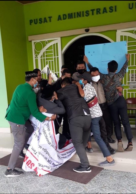Diwarnai Dorong Dorongan, Mahasiswa UINSU Unjuk Rasa Tuntut Rektor Mundur