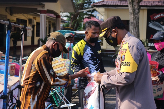 Ketua Bhayangkari Bersama Kapolres Tebing Tinggi Berikan Bansos Bagi Tukang Becak, dan Lainnya