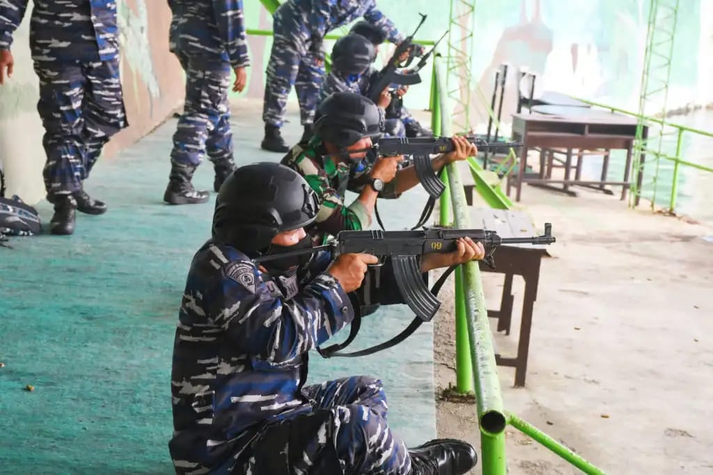 Eksklusif, Pangkalan TNI AL Banyuwangi Bersama Forkopimda, Forkopimka dan Stake Holder Serentak Menembak Senpi