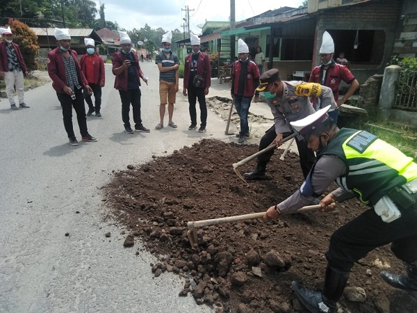 Kabag Ops Polres Simalungun Ikut Penimbunan Jalan Rusak Sepanjang Jalan Siantar-Saribulok