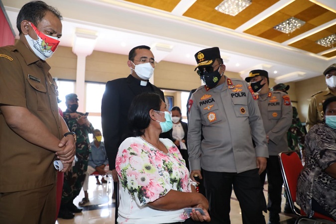 Kapoldasu dan Ketua Bhayangkari Sumut, Tinjau Vaksinasi dan Berikan Bansos Kepada Masyarakat