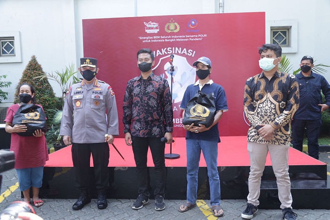 Kapolri Tinjau Vaksinasi Massal Kolaborasi dengan BEM Seluruh Indonesia