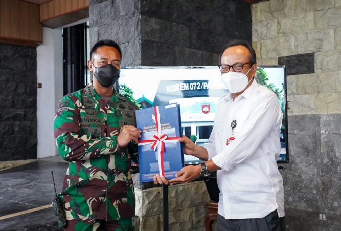Kasad Menerima Penyerahan Sertifikat Tanah Daerah Latihan TNI AD