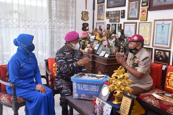 Korps Marinir Gelar Kegiatan Sosial untuk Peringati HUT ke-76 TNI AL