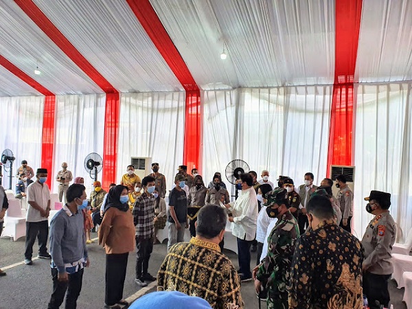 Menko Perekonomian dan Menkeu Pemberian BTPKLW kepada Pelaku UMKM di Mapolrestabes Medan