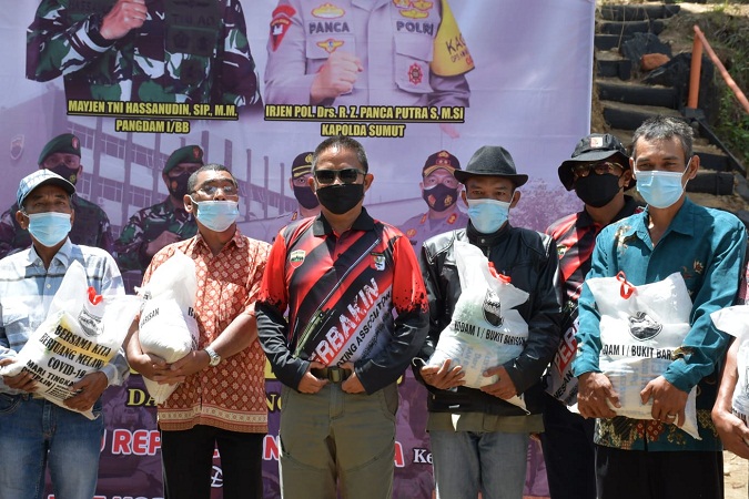 Pangdam I/BB Berbagi Tali Asih kepada Warga Masyarakat Desa Sipolha Horison