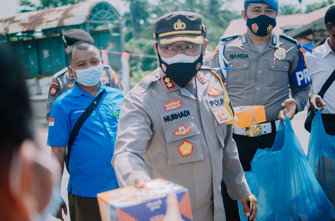 Polres Rohil Beserta Insan Pers Bagikan Ratusan Nasi Kotak kepada Warga