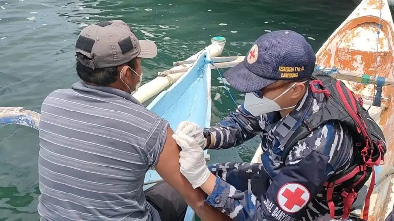 Sambut HUT ke-76 TNI AL, Pangkalan TNI AL Banyuwangi Laksanakan Serbuan Vaksinasi