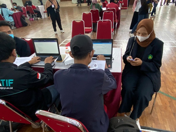 Sinergi Polri, Aliansi Mahasiswa Nasional dan BEM Malang Raya Sukses Gelar Vaksinasi Massal