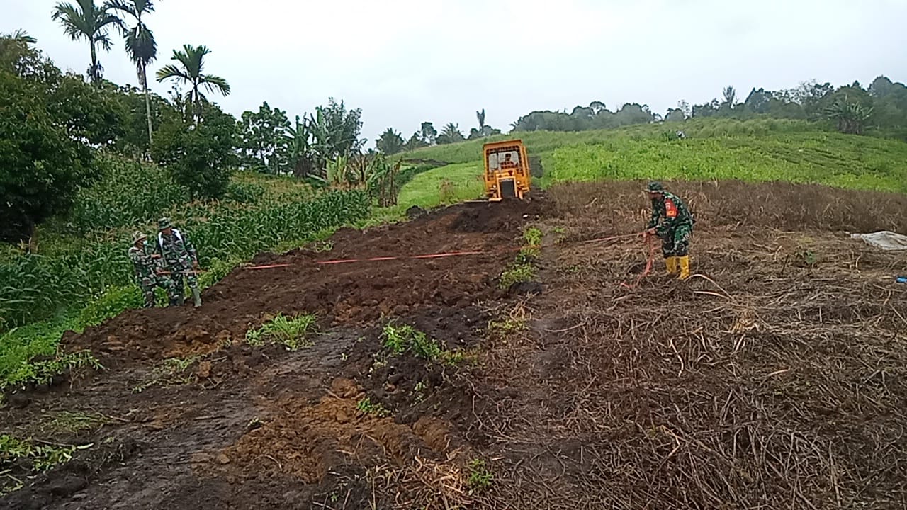Warga Memetakan Jalan di Hari Kedua Pra TMMD,Prajurit Kodim 0206/Dairi Berkerja