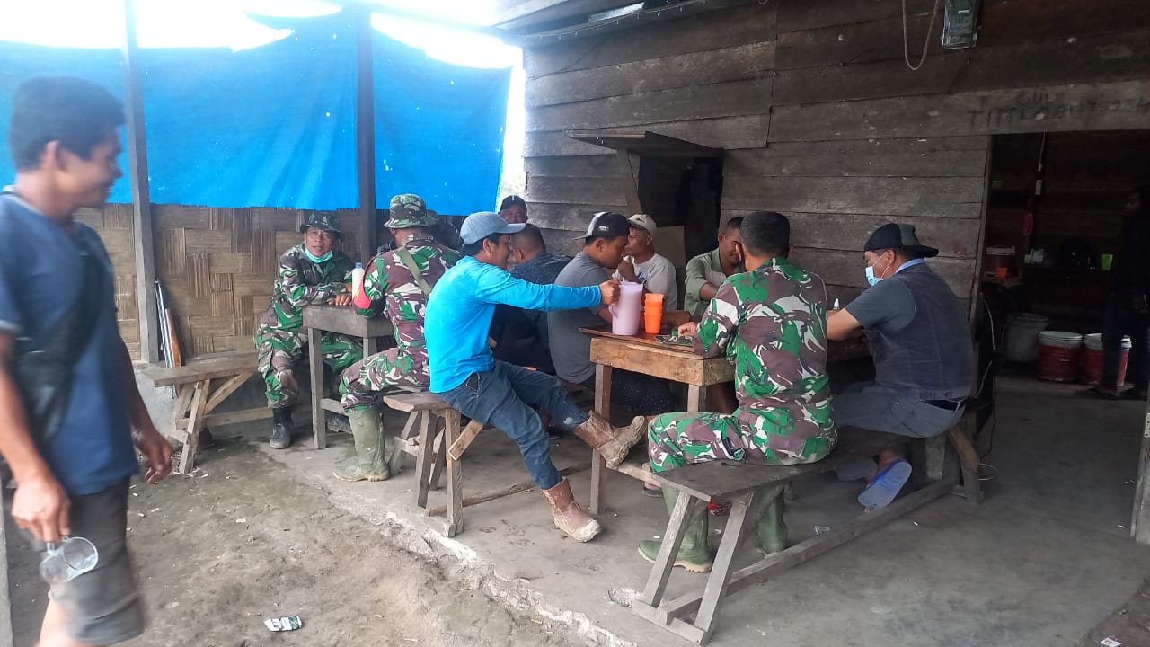 Perbincangan Komunikasi Sosial, Personel Satgas Kodim 0206/Dairi Sosialisasikan Serbuan Vaksinasi TNI