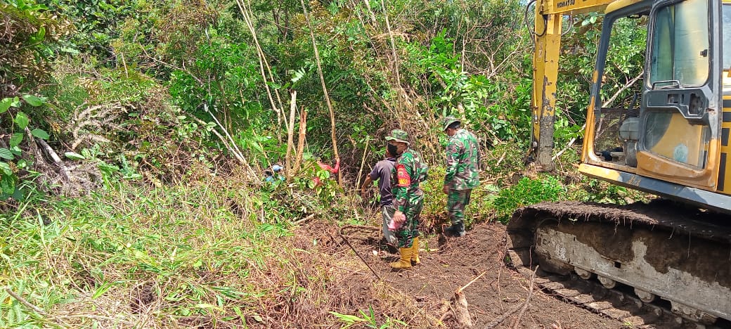 Menimbun dan Meratakan Hutan, Satgas Gunakan Alat Berat Untuk Menghubungkan Kedua Desa
