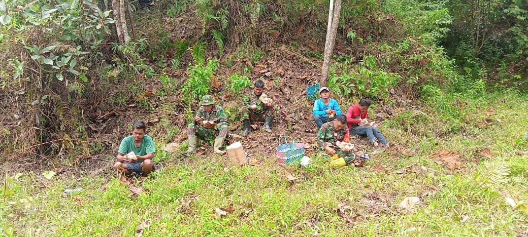 Satgas Bersama Warga Makan Bareng dan Jalin Kekompakan Dilokasi Pra TMMD Kodim 0206/Dairi.