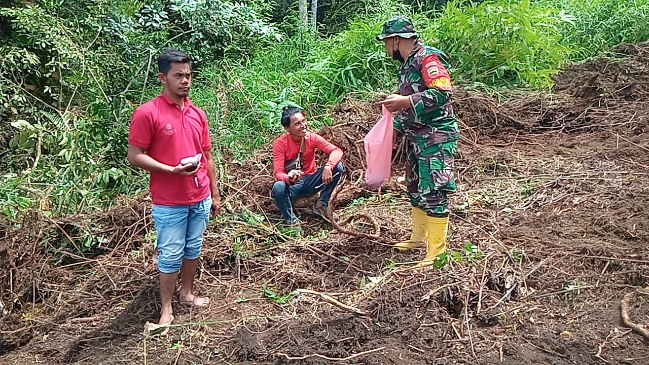 Saat Makan Bersama, Satgas dan Warga Desa Aornakan Menghimbau Bahaya Covid-19
