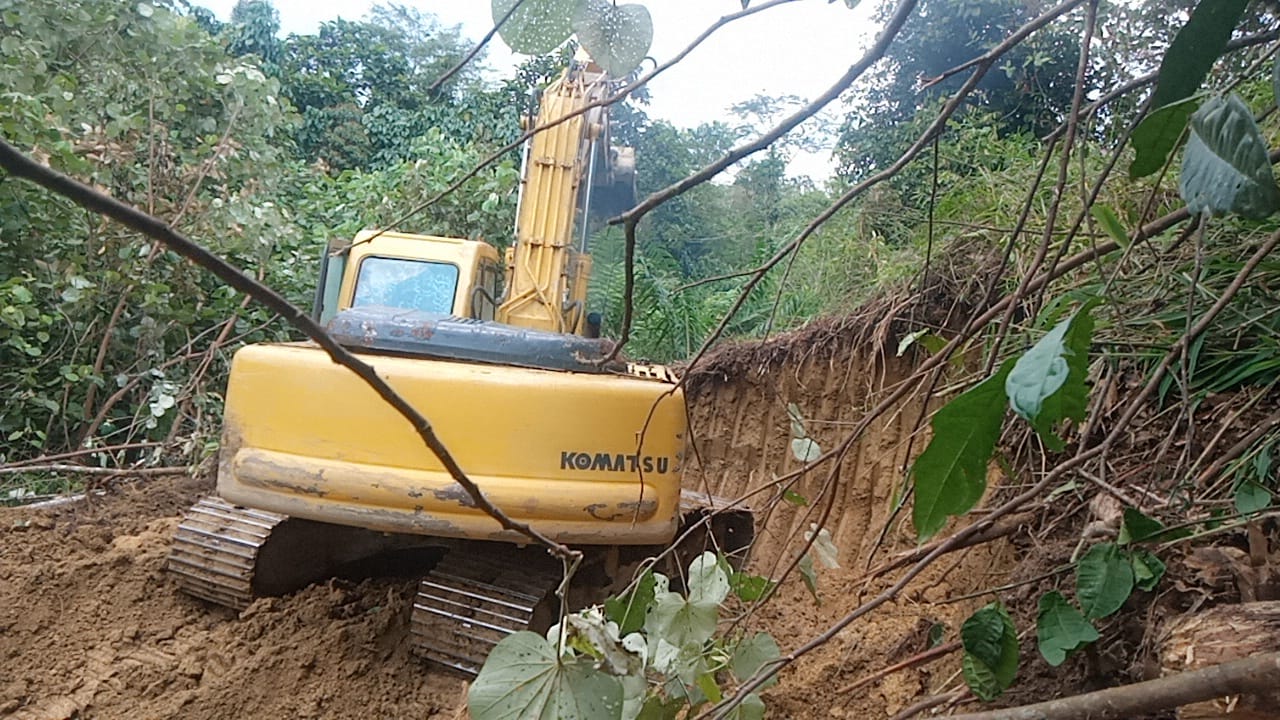 Lokasi Tanah Tidak Stabil Karena Cuaca Hujan, Alat berat di Kerahkan Untuk Membuat Jalan 8 km