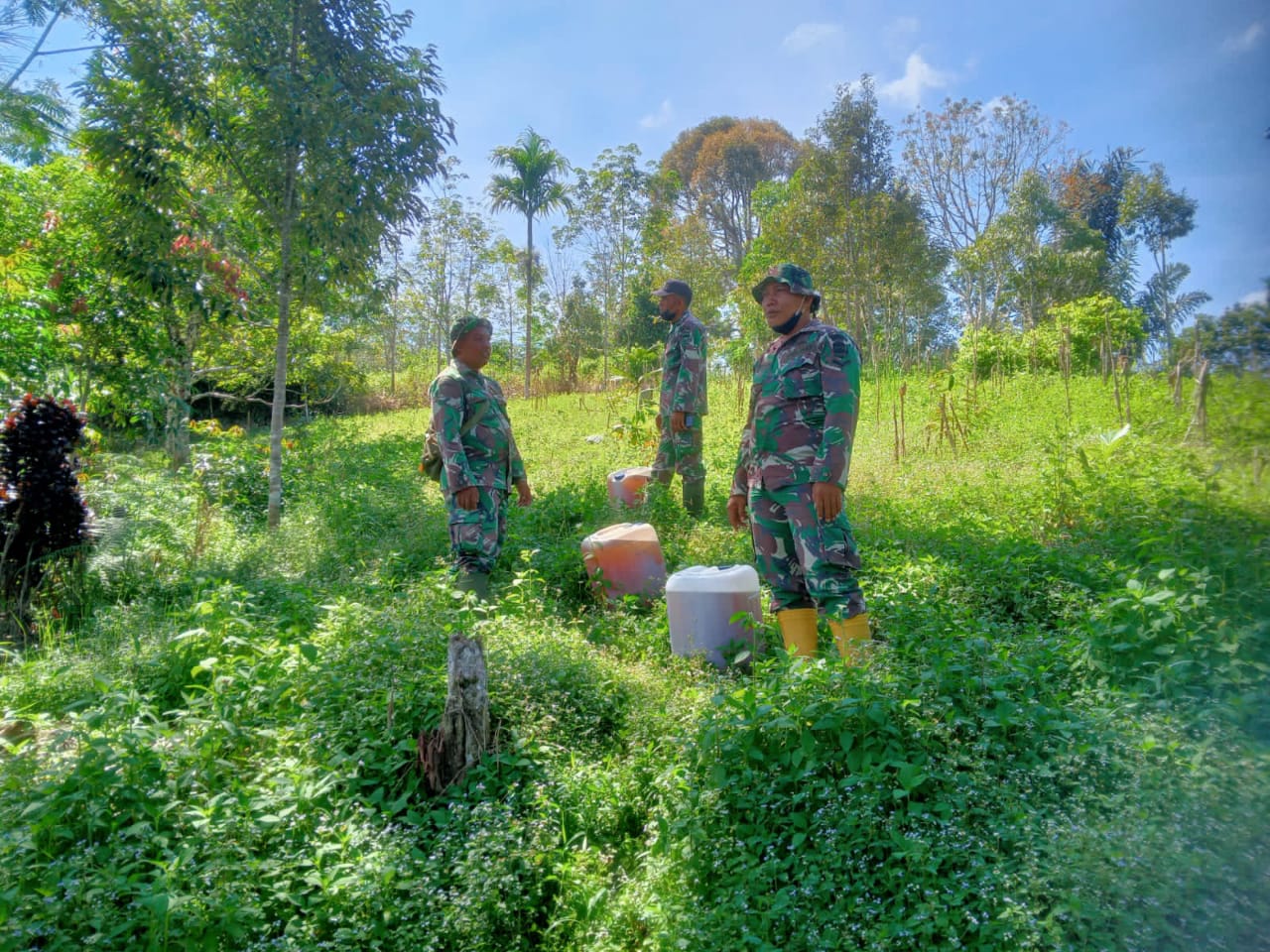 Naik - Naik Ke Puncak Perbukitan, Walaupun Tinggi Personel Kodim 0206/Dairi Pikul Jerigen Berisi Solar