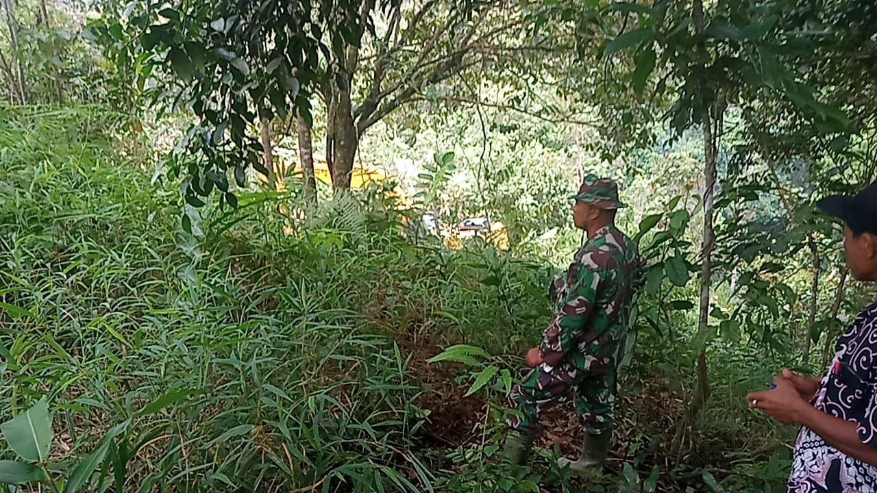 Alat Berat Membutuhkan Pasokan Minyak Diesel, Prajurit Kodim 0206/Dairi Mendaki