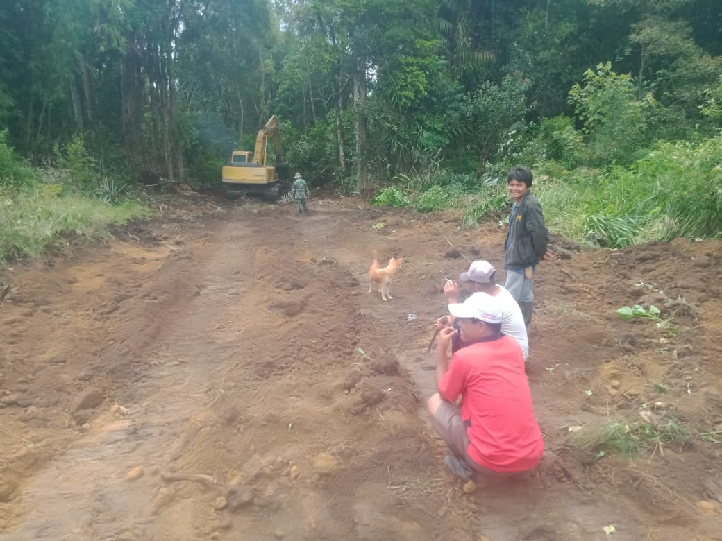 Tanah yang Becek dan Cuaca yang Tidak Bersahabat Bukanlah Halangan Bagi Prajurit TNI AD