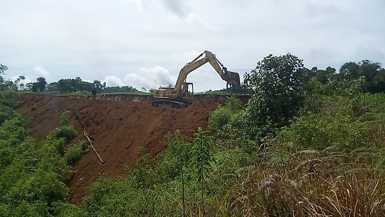 Naik - Naik Ke Puncak Bukit Hanya Mengunakan 2 Alat Berat Demi Membuat Jalan 8 KM
