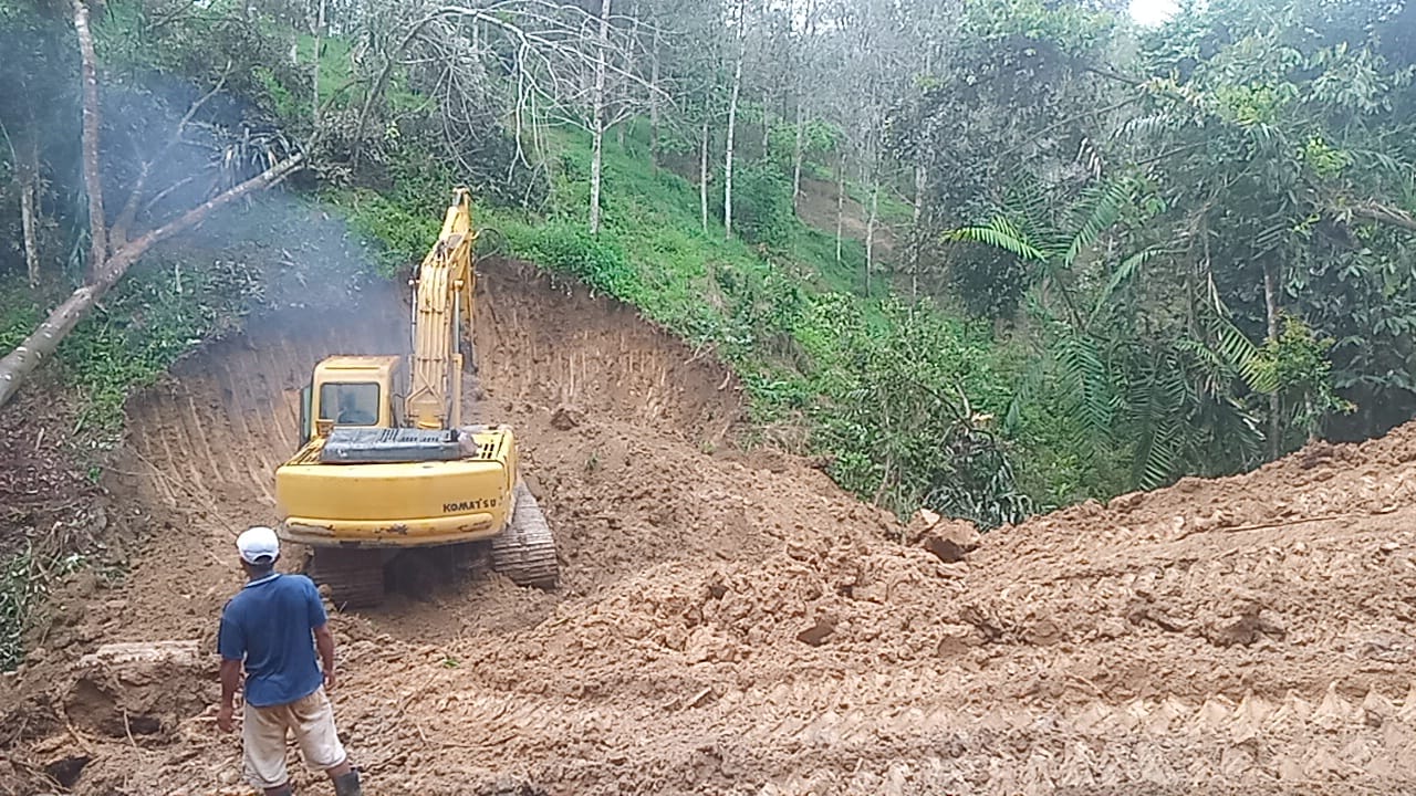 Warga dan TNI Gotong Royong Menggali Tanah Untuk Membangun Jalan