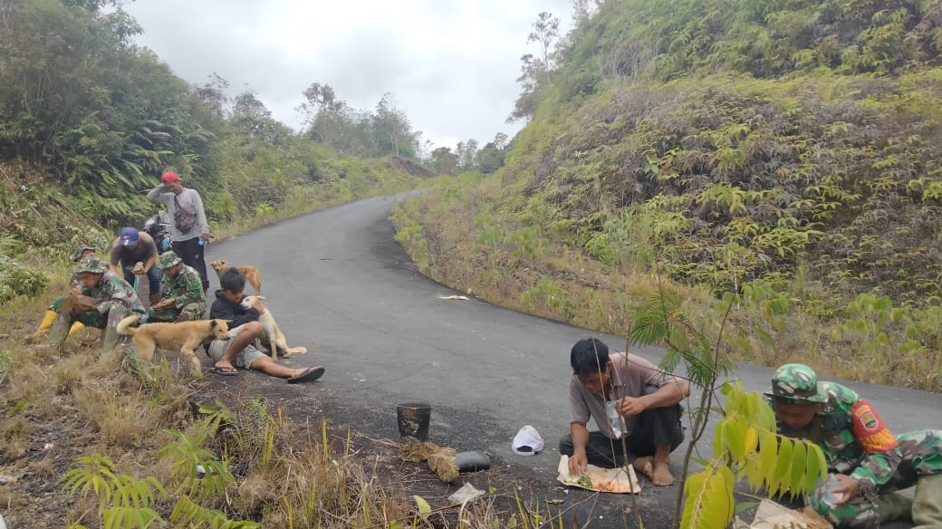 Personel Satgas TMMD 112 Kodim 0206/Dairi Sedang Makan Bersama dan Komunikasi Sosial