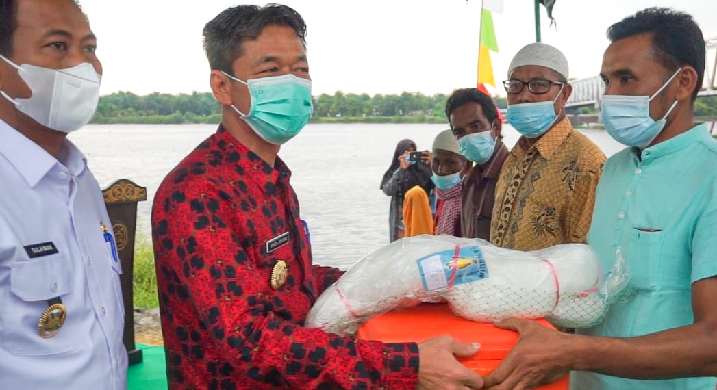 Bupati Rokan Hilir Bagikan Perahu Mesin Kepada Nelayan Jumrah
