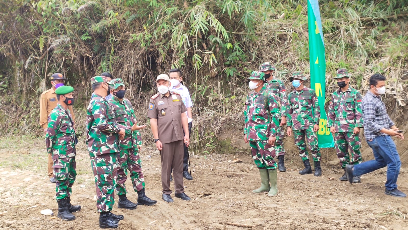 Bumdesma Terima Bantuan Alat Pertanian dan Jalan 8 Km di Phakpak Barat Dibuka TNI