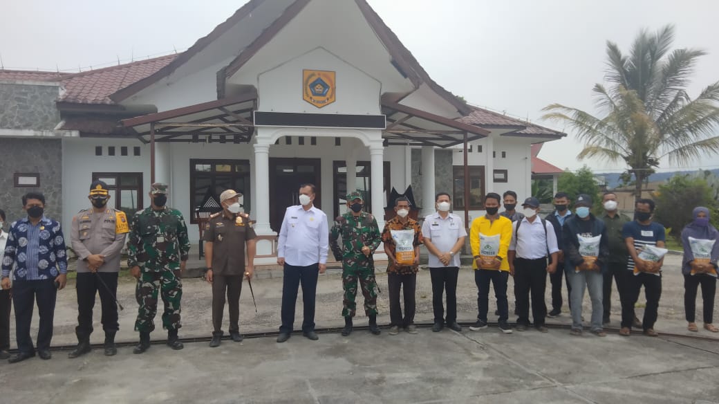 Pemerintah Kabupaten Phakpak Barat Memberikan 17 Ton Bantuan Bibit Jagung Kepada Petani