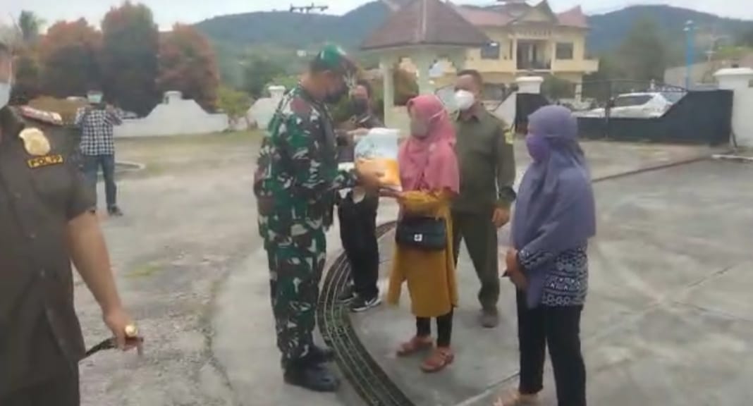Ketahanan Pangan Menurun,TMMD 112 Kodim 0206/Dairi Bantu Berikan Bibit Jagung