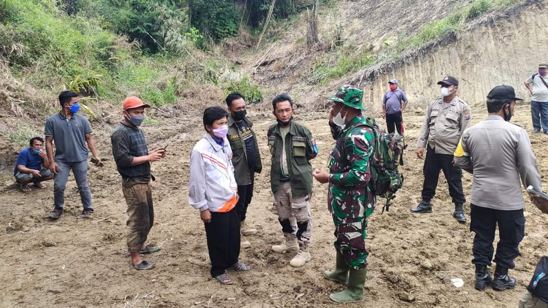 Alristo Manik Berkata "Kami Sangat Senang dan Bersyukur Sekali Tentara Datang Bangun Jalan"