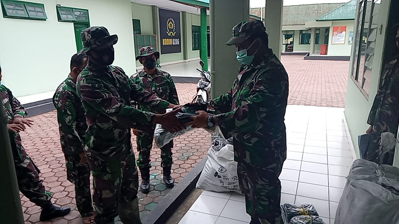 Pasilog Kodim 0206/Dairi Membagikan Perlengkapan Kepada Satgas