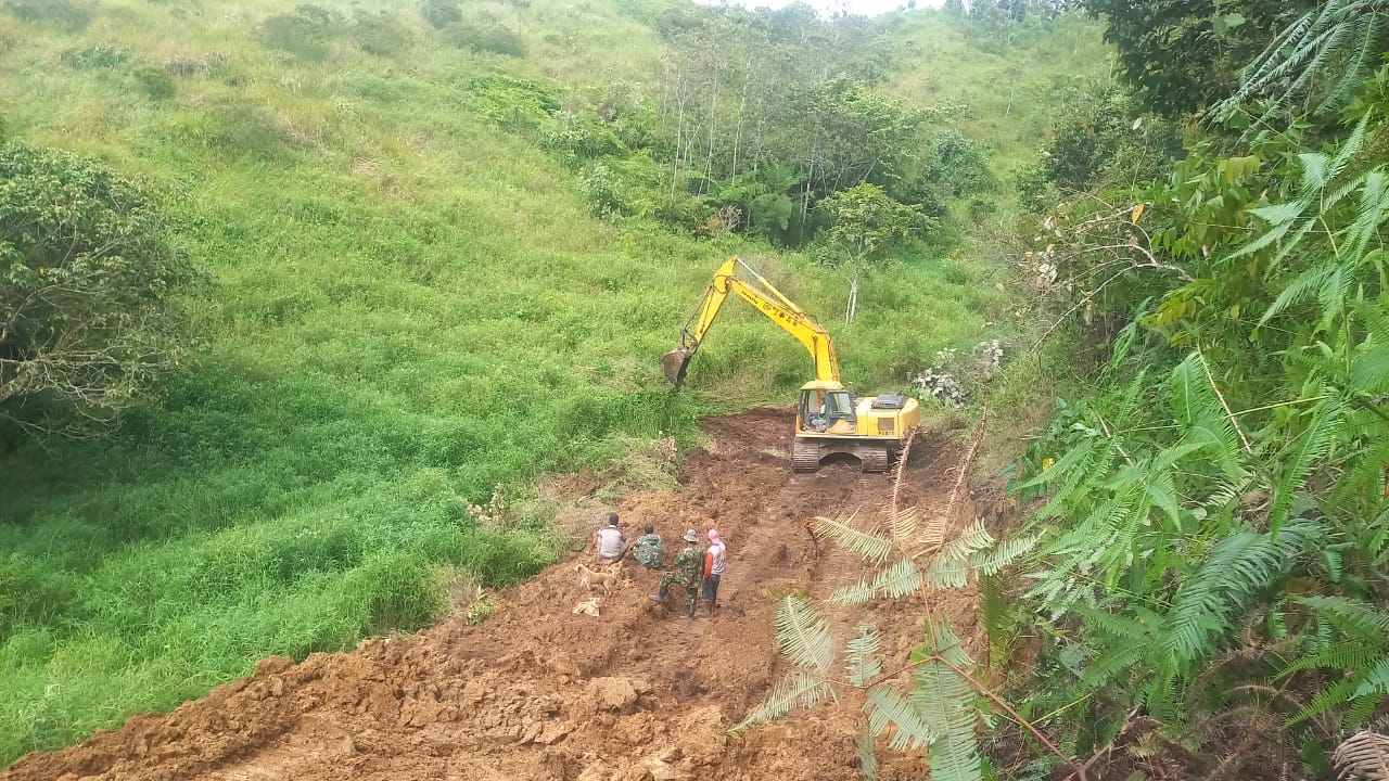 Satgas Kerahkan Alat Berat Lanjutkan Pengerjaan Jalan di Hari Kedua TMMD 112 Kodim 0206/Dairi
