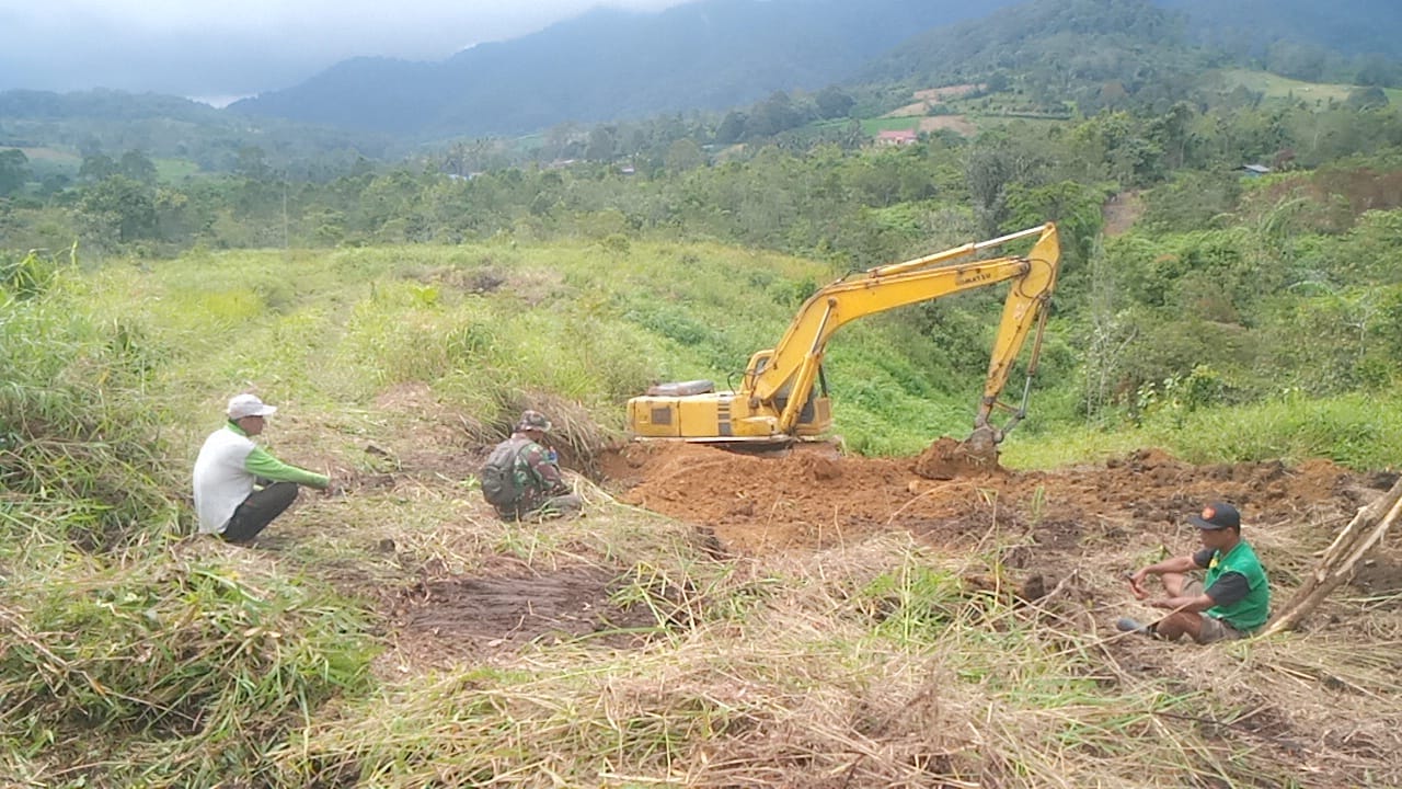 Hari Libur Bukan Berarti Tidak Bekerja, Satgas TMMD 112 Kodim 0206/Dairi Sedang Menjalankan Tugasnya