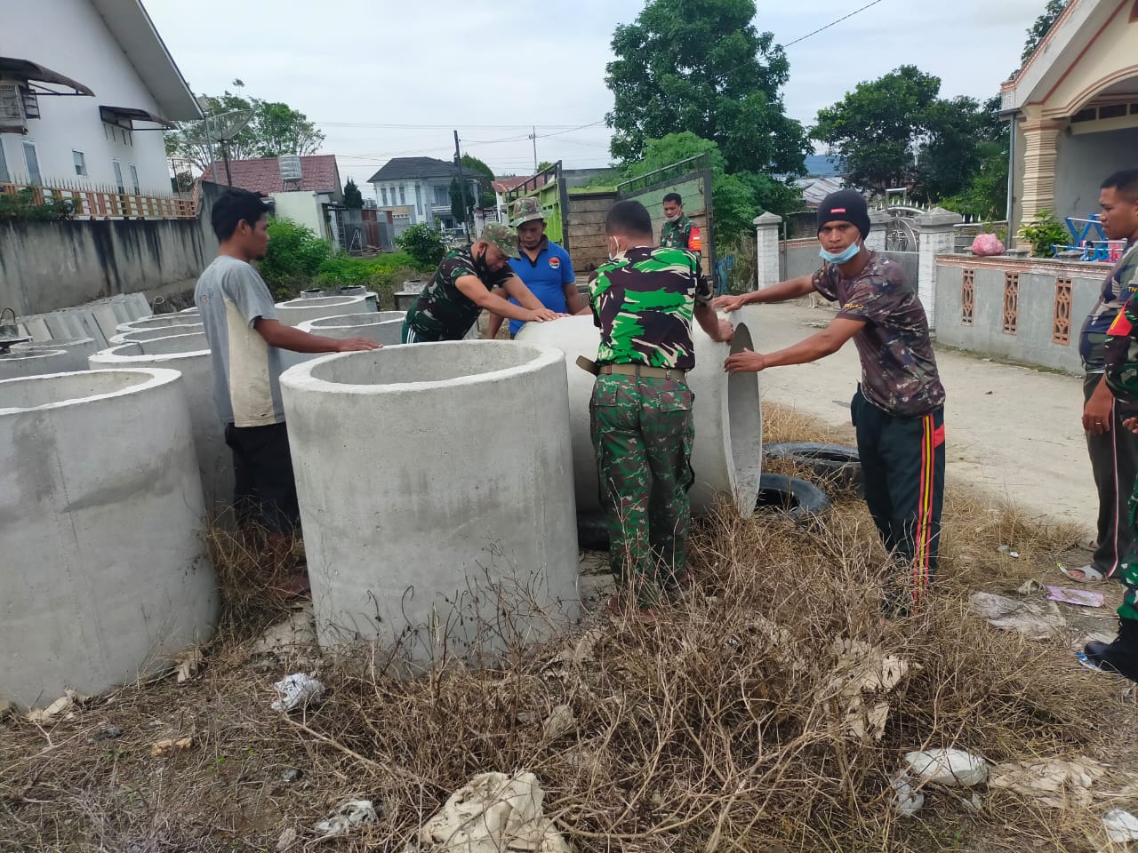 Warga Gotong - Royong Menyiapkan Material Gorong - Gorong Untuk TMMD 112 Kodim 0206/Dairi