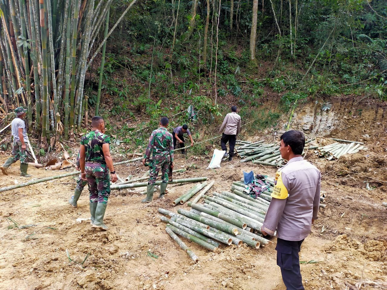 Prajurit 3 Matra dan Polri Tetap Menjaga Protokol Kesehatan Dalam Bertugas