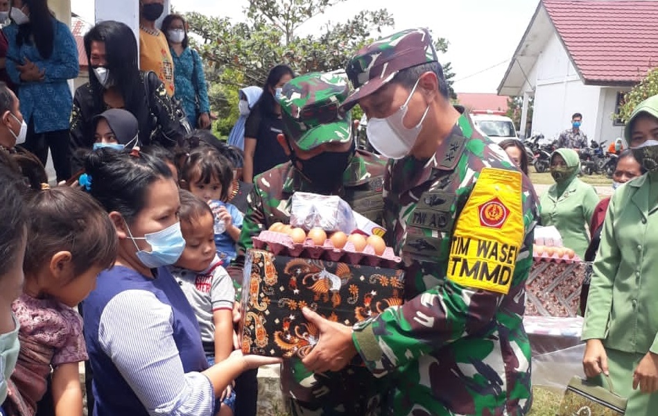 Bupati Pakpak Bharat Bersama Ketua Tim Wasev TMMD 112 Memberikan Bantuan Sembako Kepada Warga