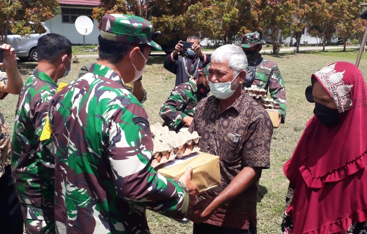 Pak Brutu Bersyukur Kepada TNI Karena Menerima Bantuan SembakoPak Brutu Bersyukur Kepada TNI Karena Menerima Bantuan Sembako