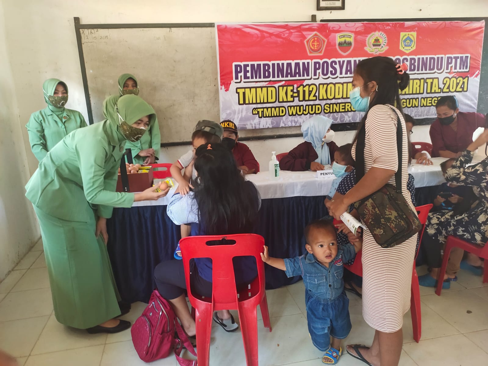 Puluhan Warga Datang ke Posyandu dan Posbindu Persit KCK Cab Dim 0206/Dairi