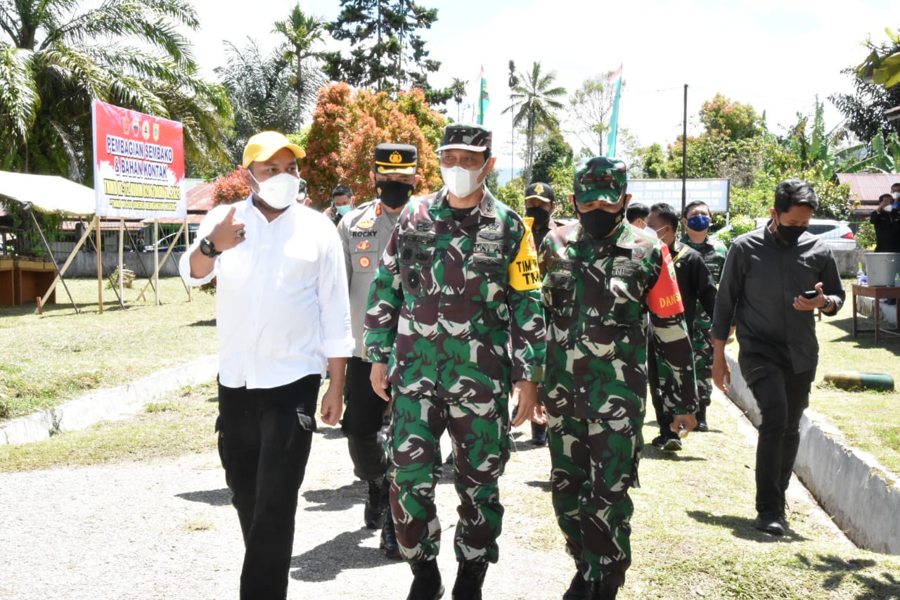 Bupati Pakpak Bharat Akan Menjanjikan Warga Desa Dalam Meningkatkan Jalan TMMD 112