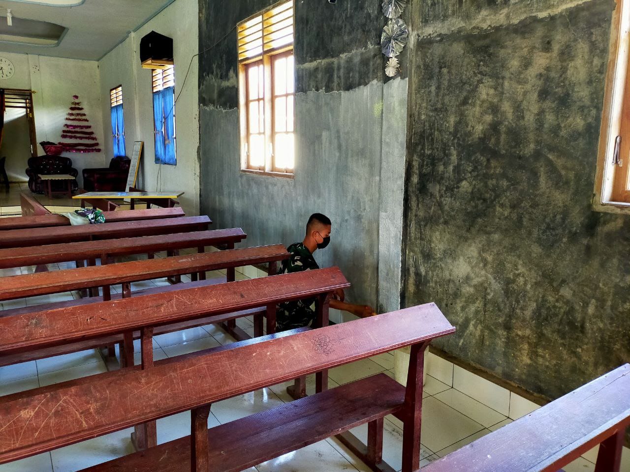 Pengecatan Rumah Ibadah TMMD 112 Kodim 0206/Dairi Dalam Program Tambahan